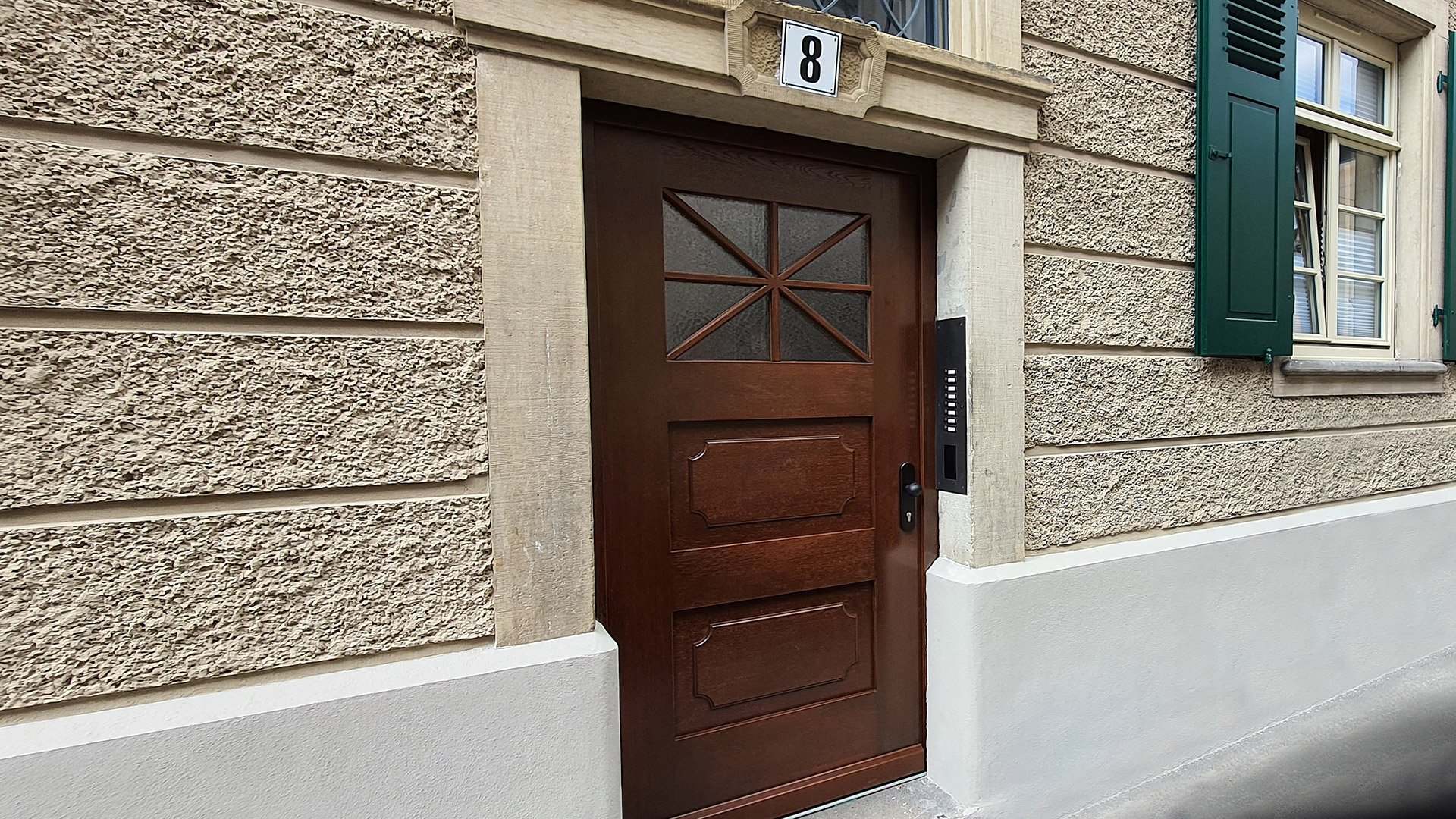 Beispiel einer unserer Eingangstüren nach historischem Vorbild gefertigt.